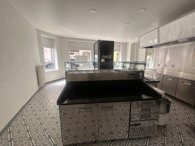 90m² commercial