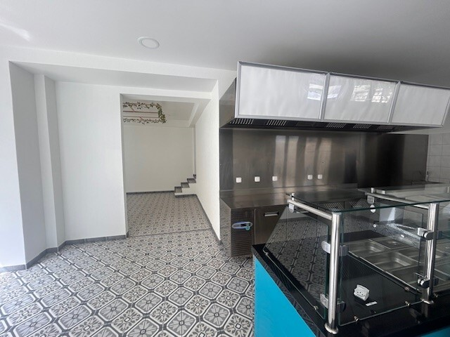 90m² commercial