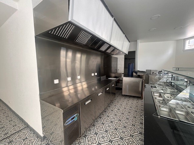 90m² commercial
