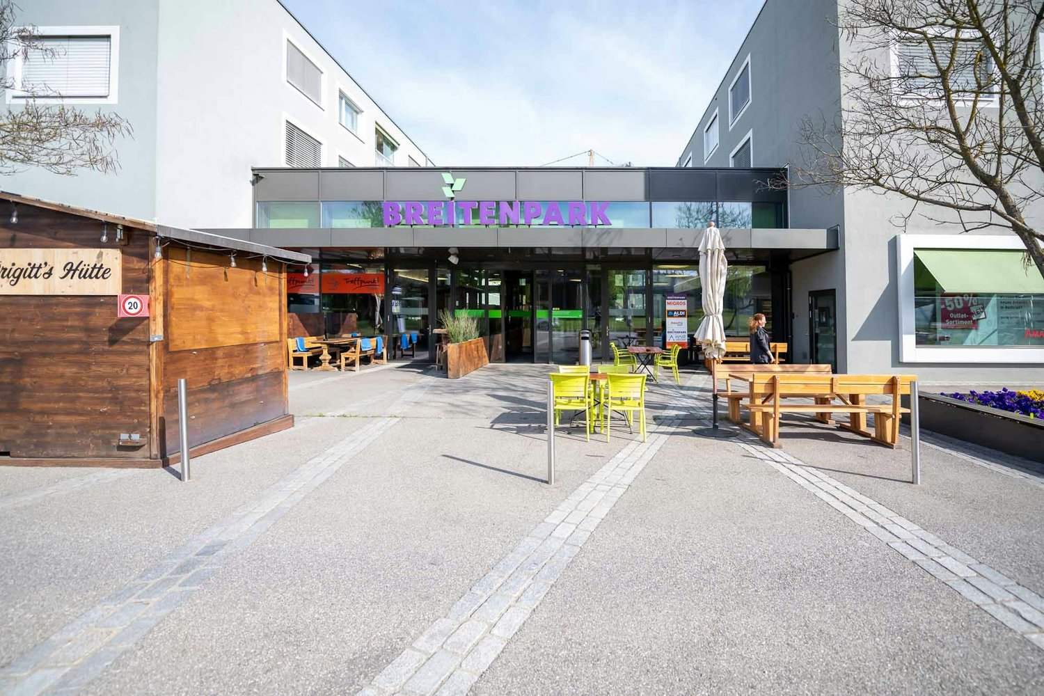 230m² shop