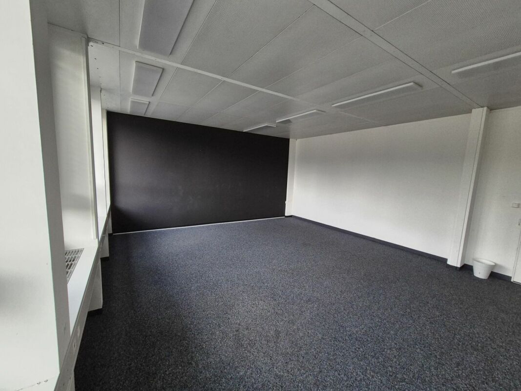 74m² office
