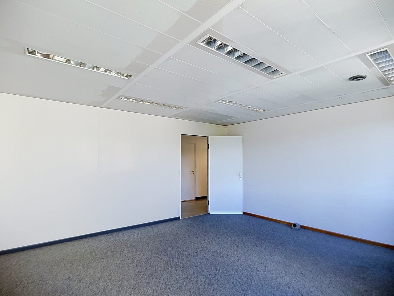 19m² office, photo 1 sur 7