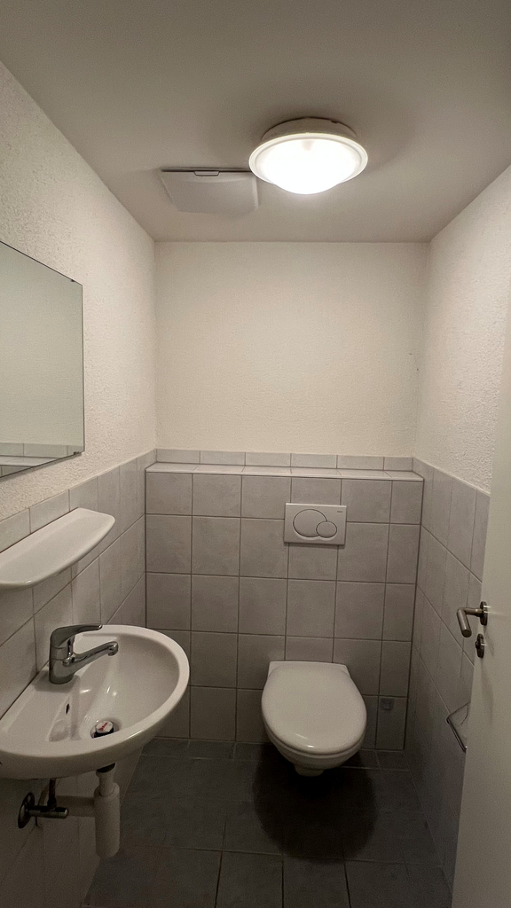 93m² office