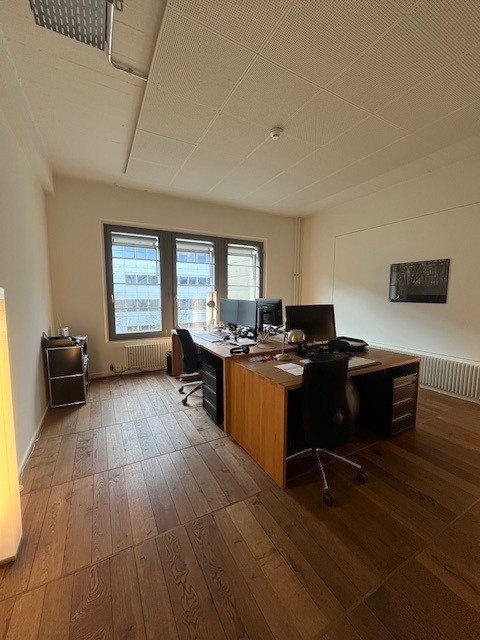 100m² office