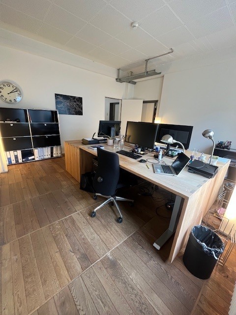 100m² office