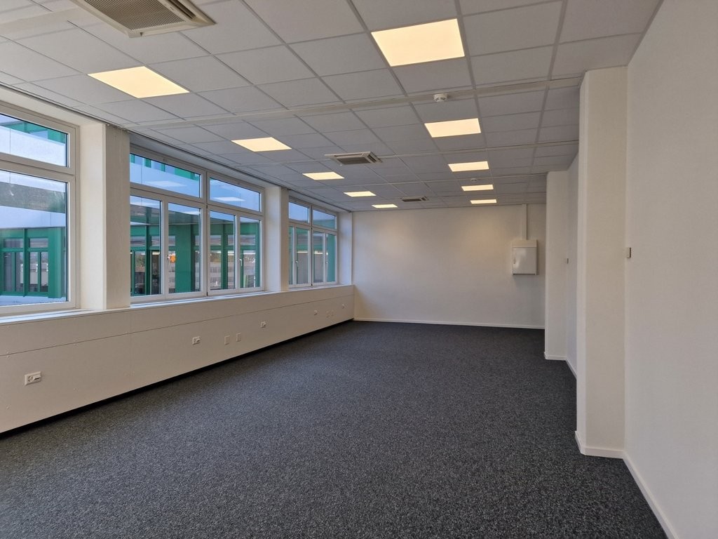 87m² office