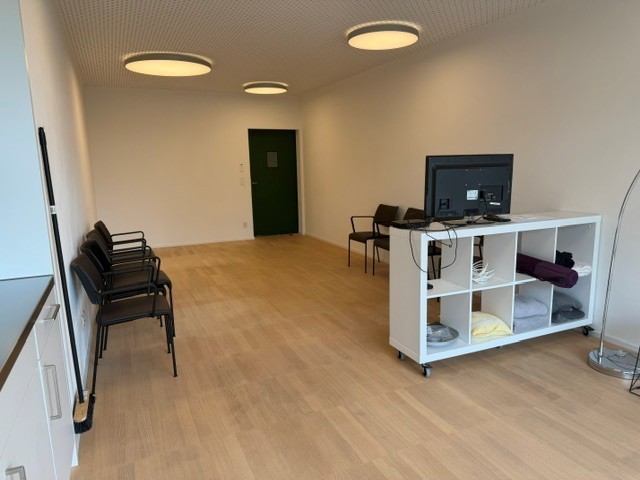 Ufficio much luminoso e piacevole con angolo cottura e terrazza. Molto adatto ad esempio per uno studio medico o un ufficio. Atmosfera tranquilla e piacevole