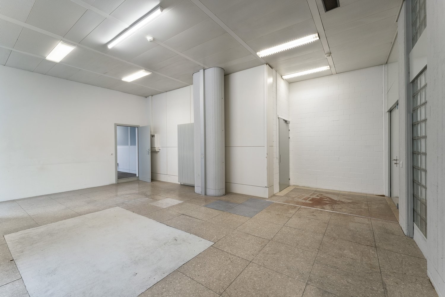 94m² shop