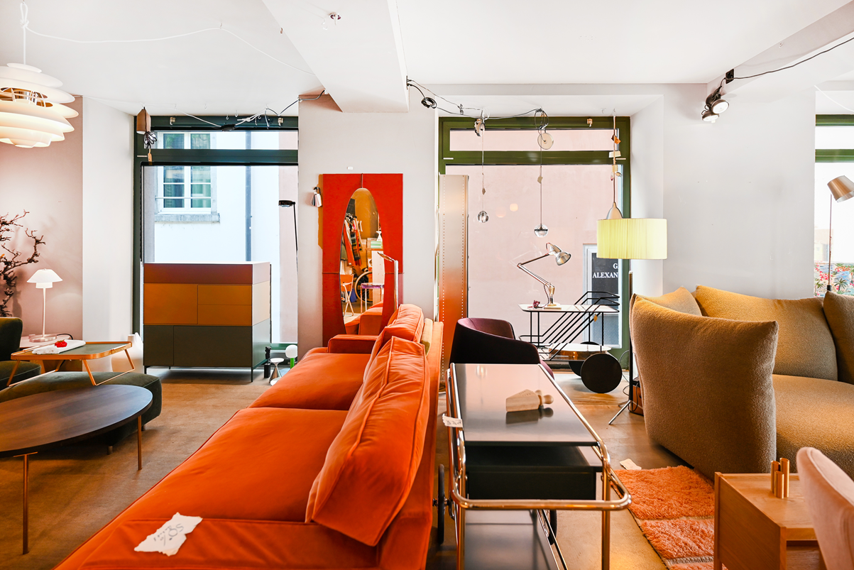 131m² shop