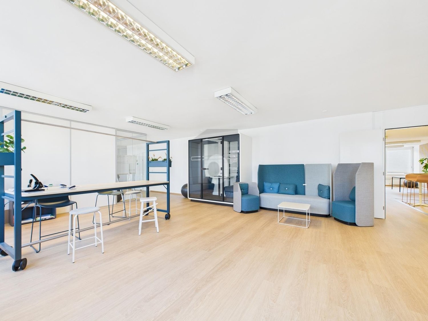 300m² Büro, Foto 1 von 4