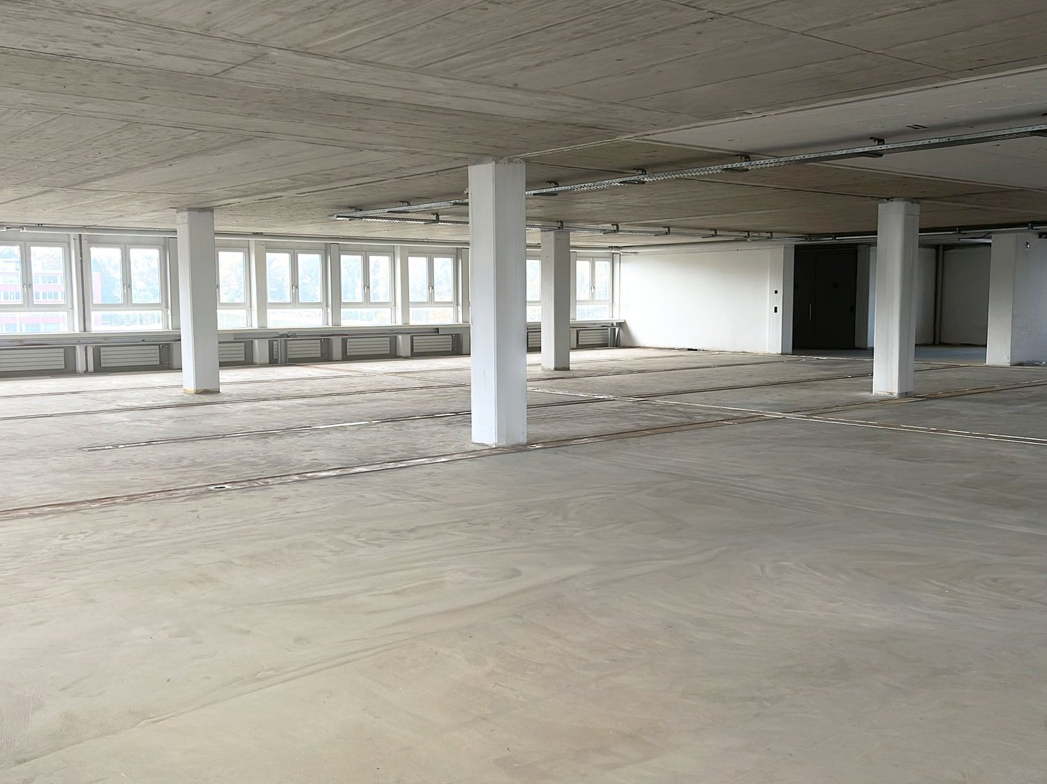 765m² office