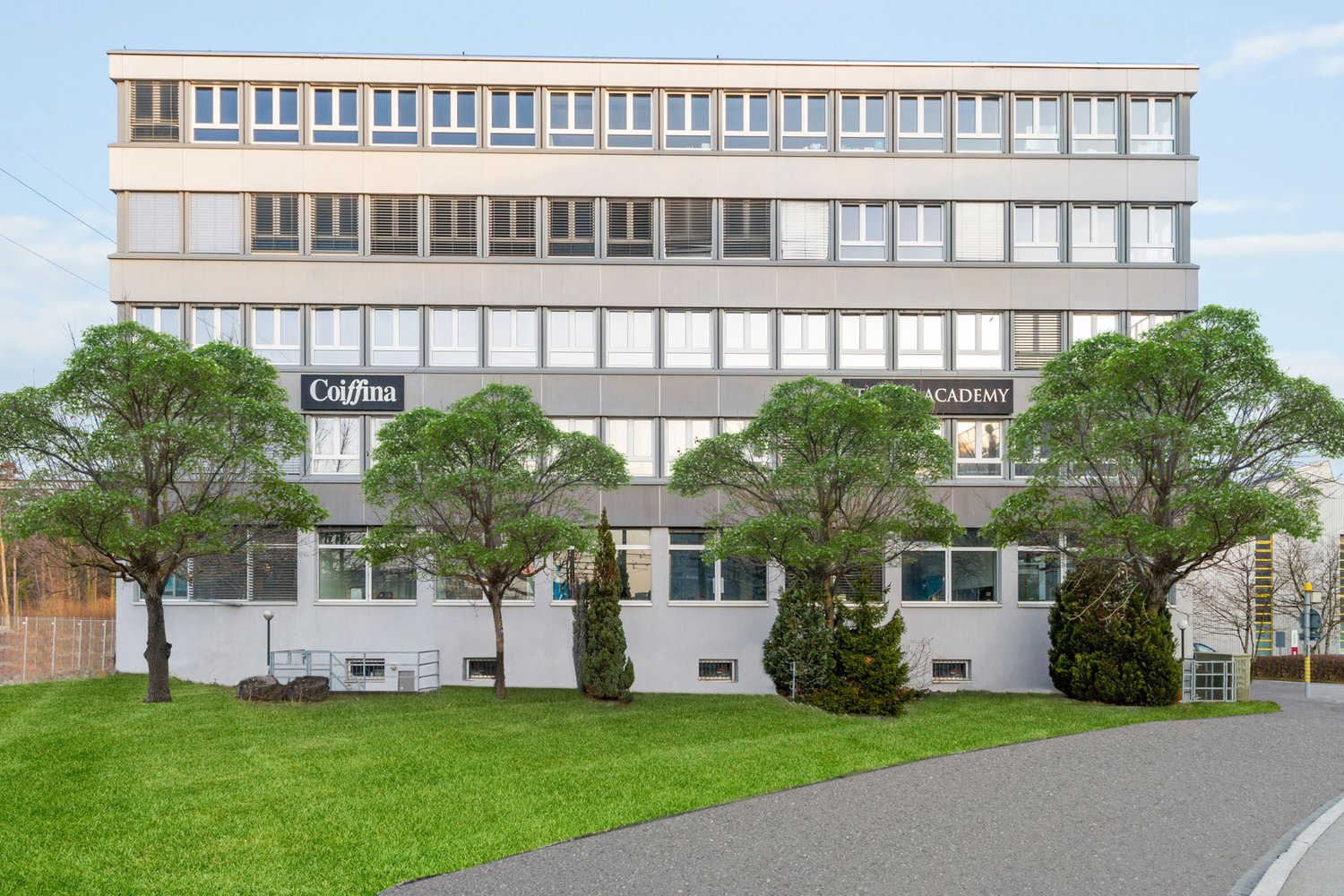 765m² office