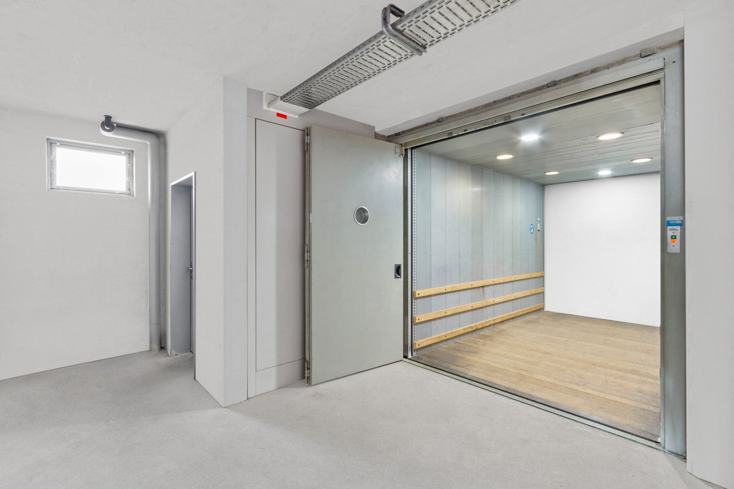 765m² office