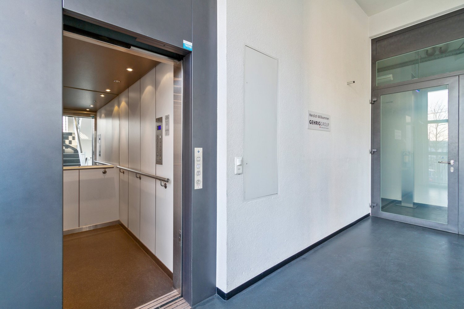 765m² office