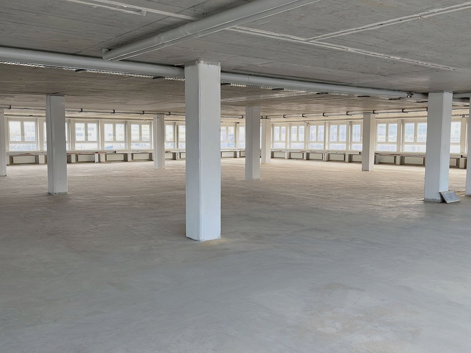 765m² office