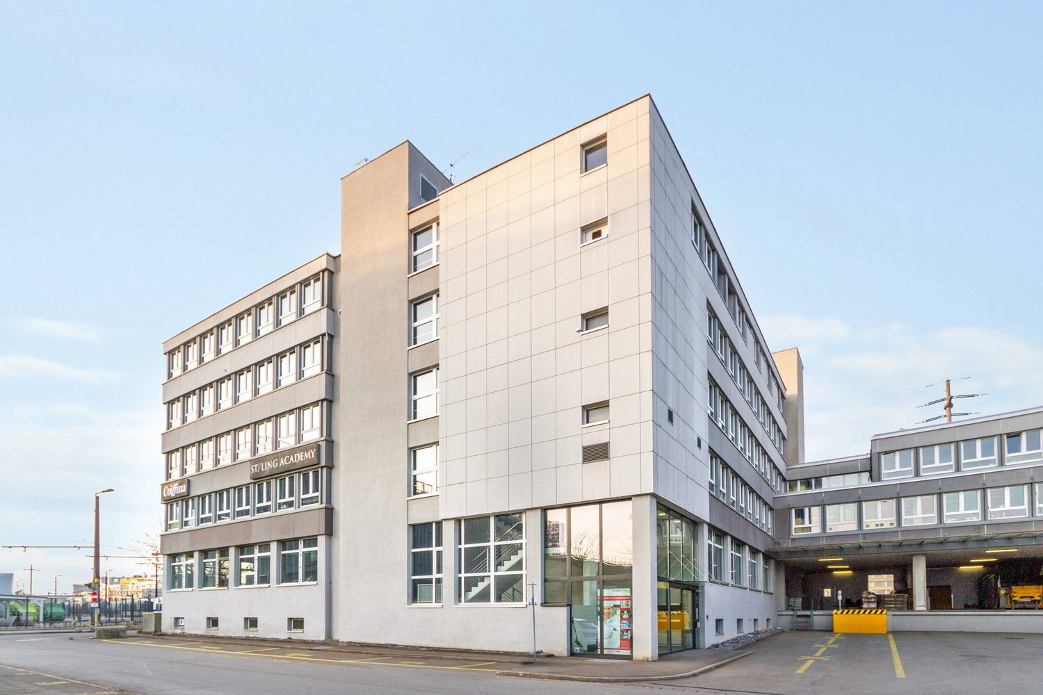 765m² office