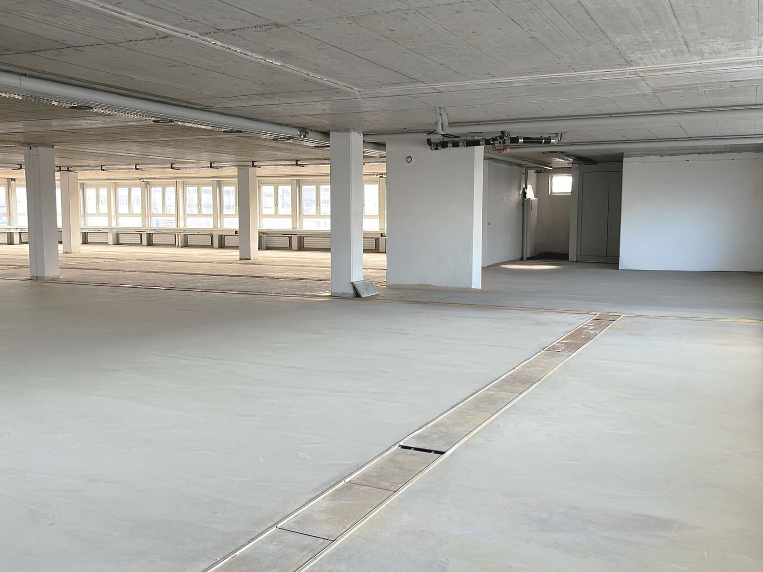 765m² office
