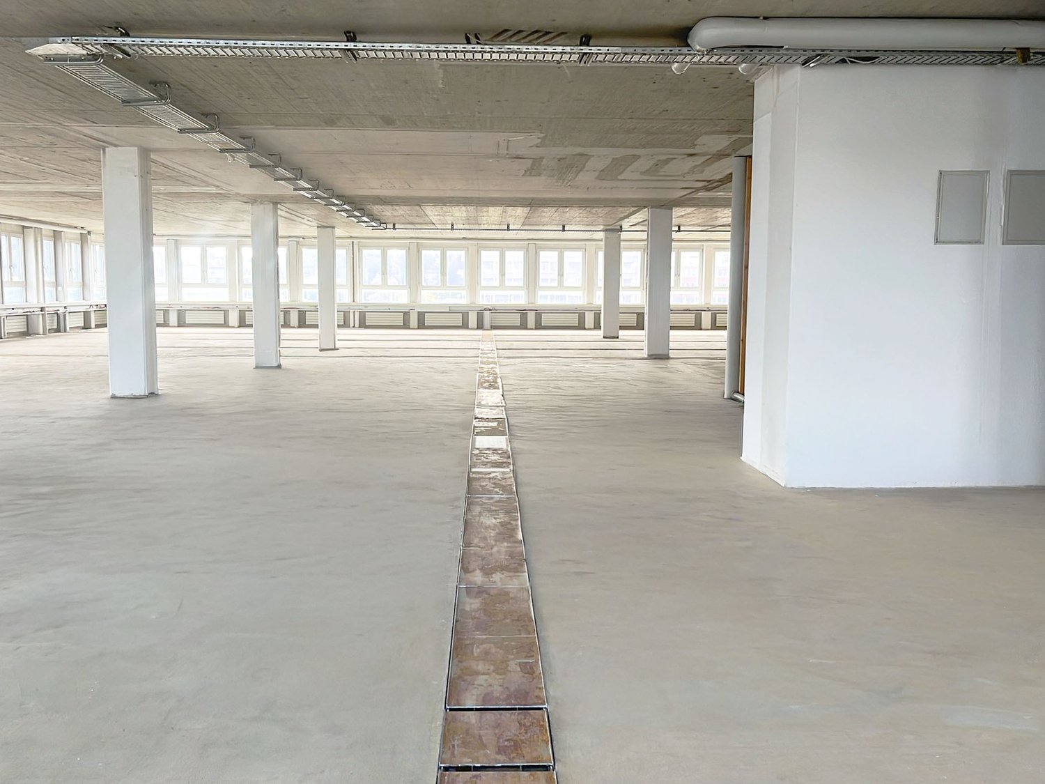 765m² office