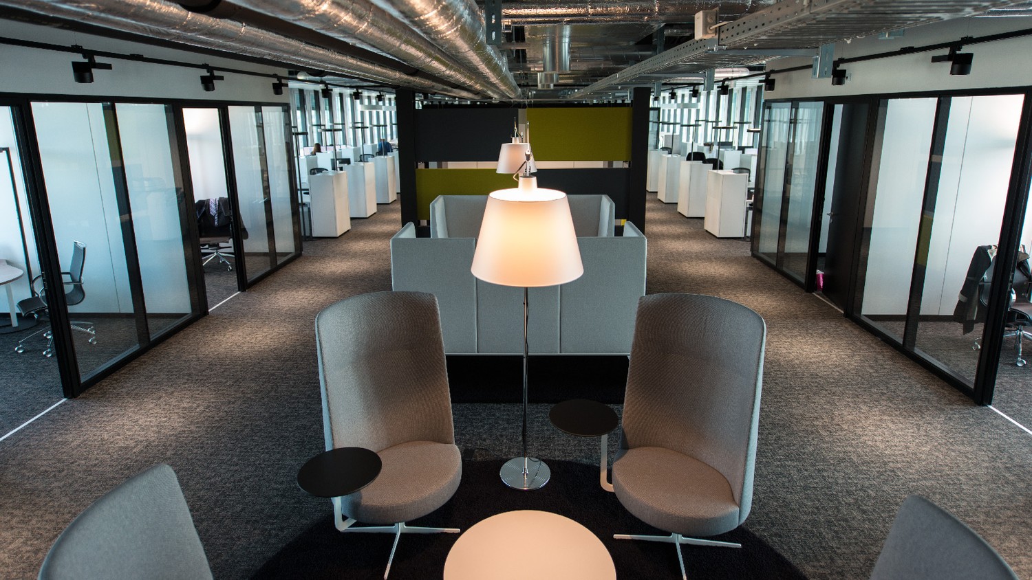 730m² di ufficio","description":"Lavorare nella migliore posizione nel cuore di Berna: al **10° piano del PostParc Bern, proprio accanto alla stazione di Berna** vi attende un'attrattiva superficie per uffici con una vista unica sui tetti della città federale.

Gli ambienti inondati di luce convinco, foto 4 di 7