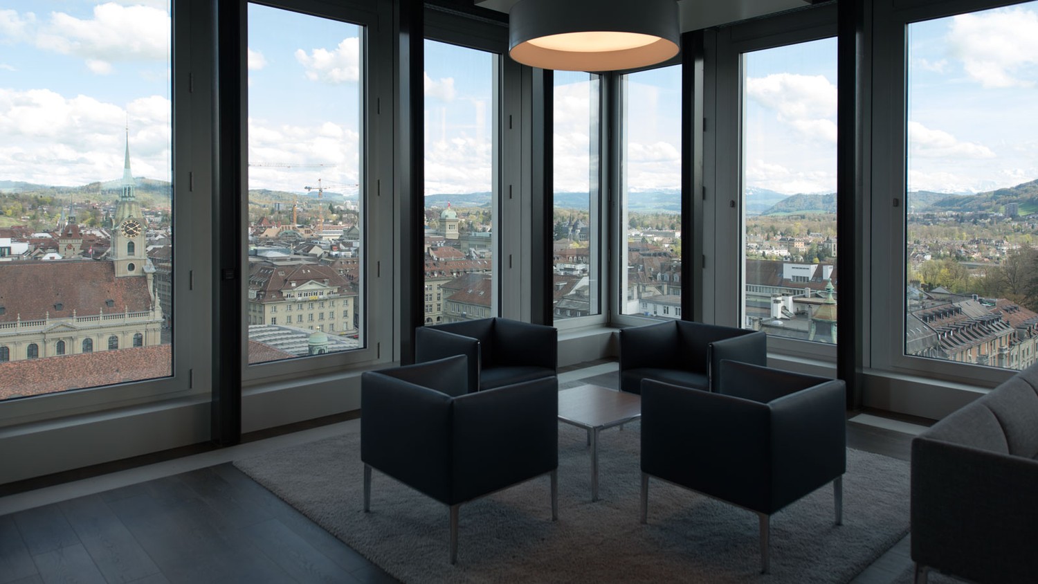 730m² di ufficio","description":"Lavorare nella migliore posizione nel cuore di Berna: al **10° piano del PostParc Bern, proprio accanto alla stazione di Berna** vi attende un'attrattiva superficie per uffici con una vista unica sui tetti della città federale.

Gli ambienti inondati di luce convinco, foto 2 di 7