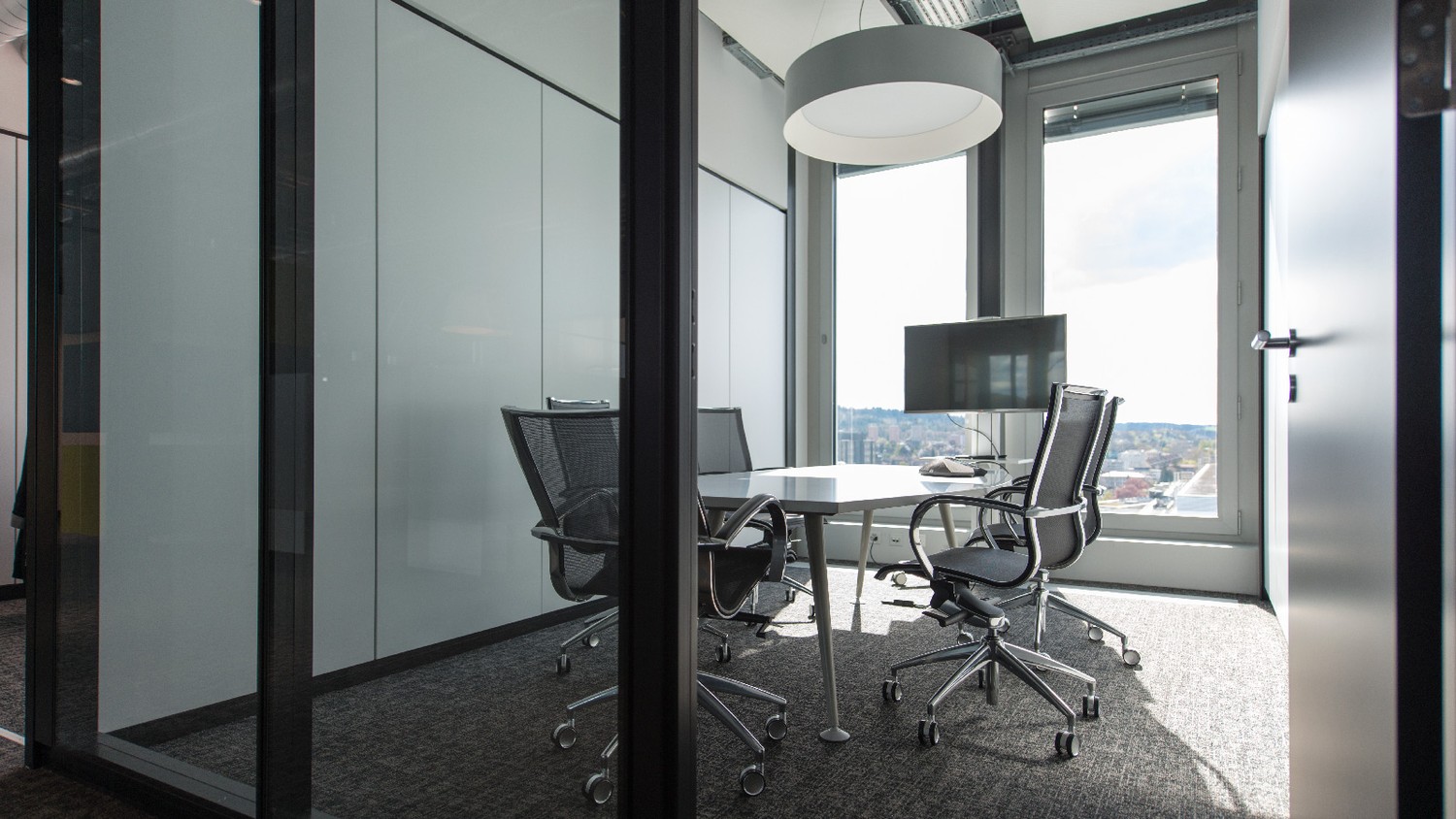 730m² di ufficio","description":"Lavorare nella migliore posizione nel cuore di Berna: al **10° piano del PostParc Bern, proprio accanto alla stazione di Berna** vi attende un'attrattiva superficie per uffici con una vista unica sui tetti della città federale.

Gli ambienti inondati di luce convinco, foto 5 di 7