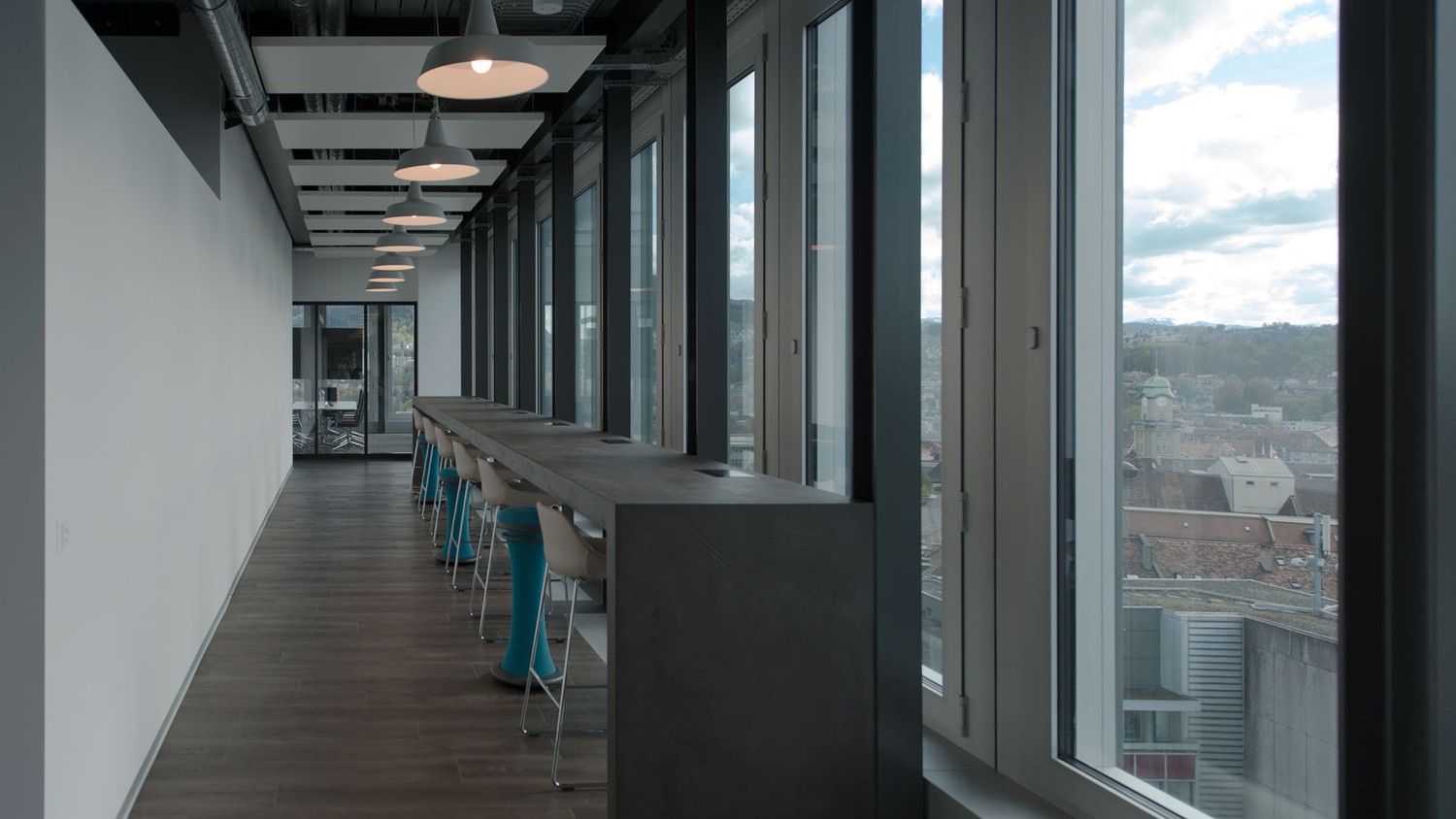 730m² di ufficio","description":"Lavorare nella migliore posizione nel cuore di Berna: al **10° piano del PostParc Bern, proprio accanto alla stazione di Berna** vi attende un'attrattiva superficie per uffici con una vista unica sui tetti della città federale.

Gli ambienti inondati di luce convinco, foto 1 di 7