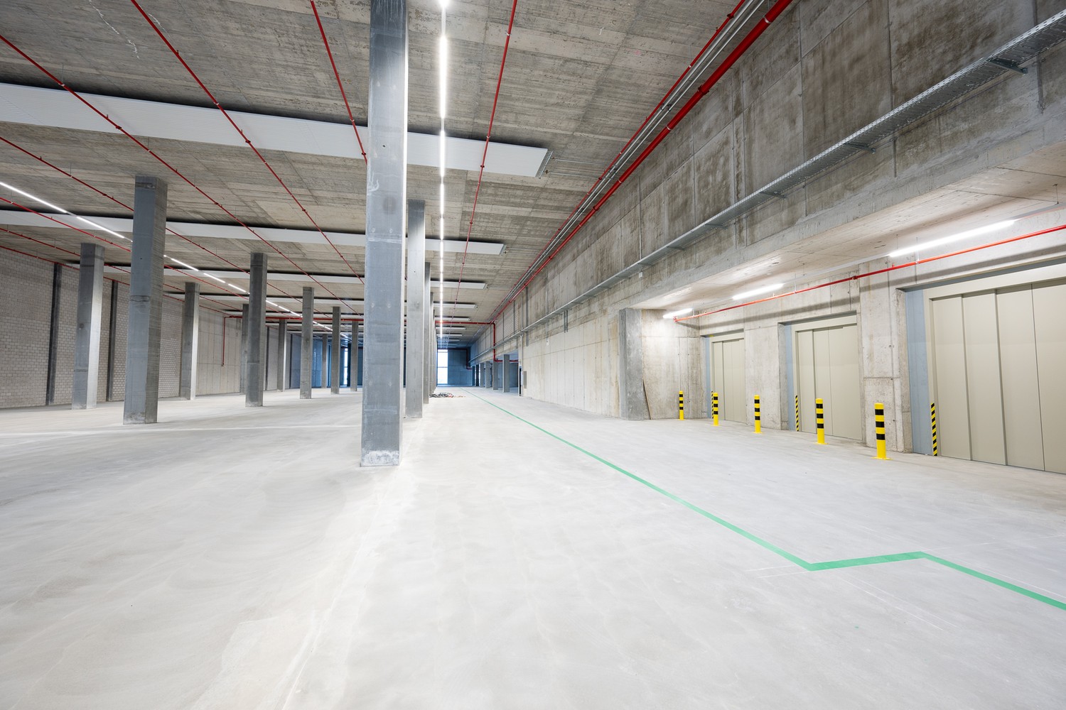 756m² storage room, photo 1 of 2