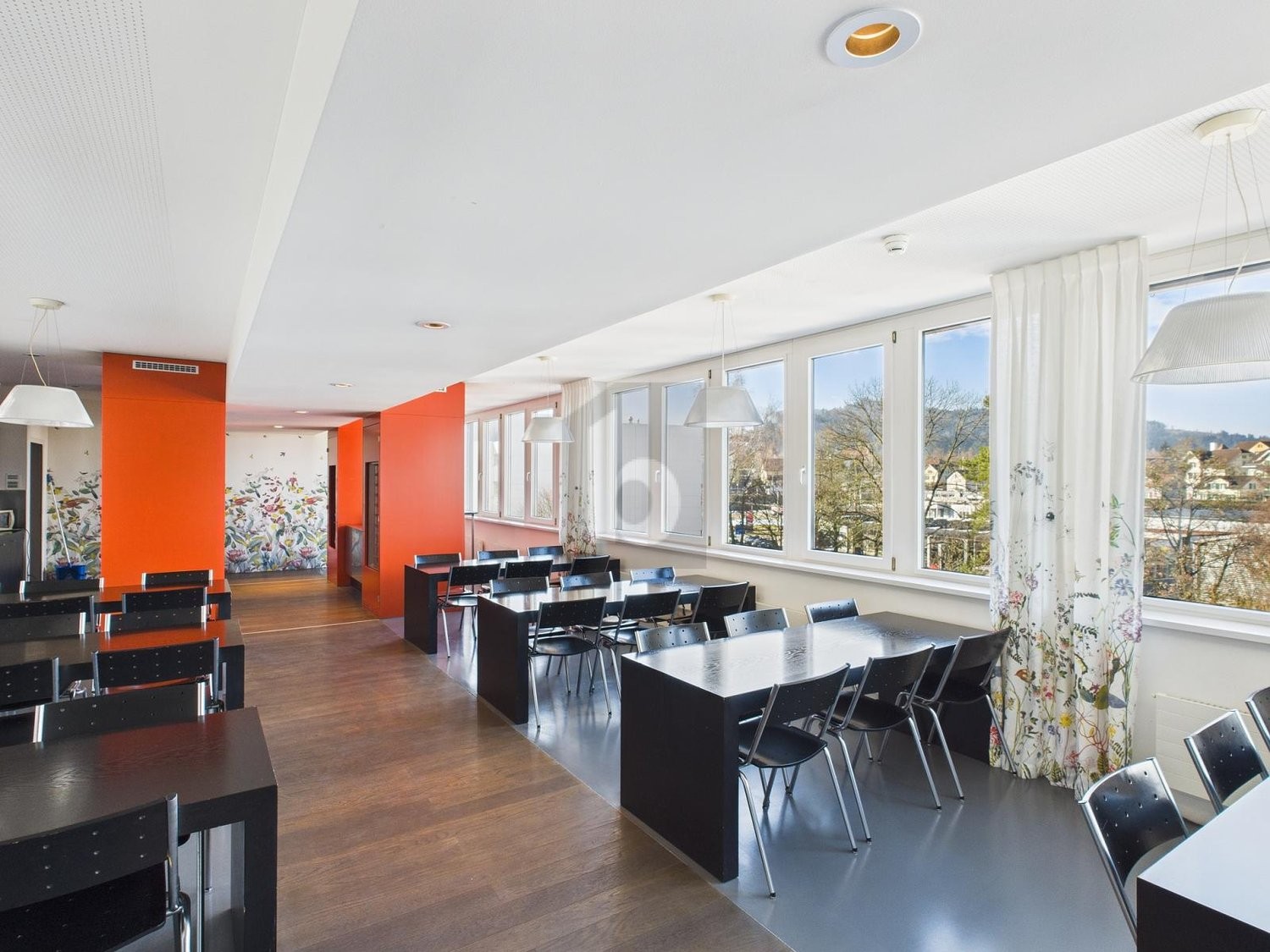 386m² office