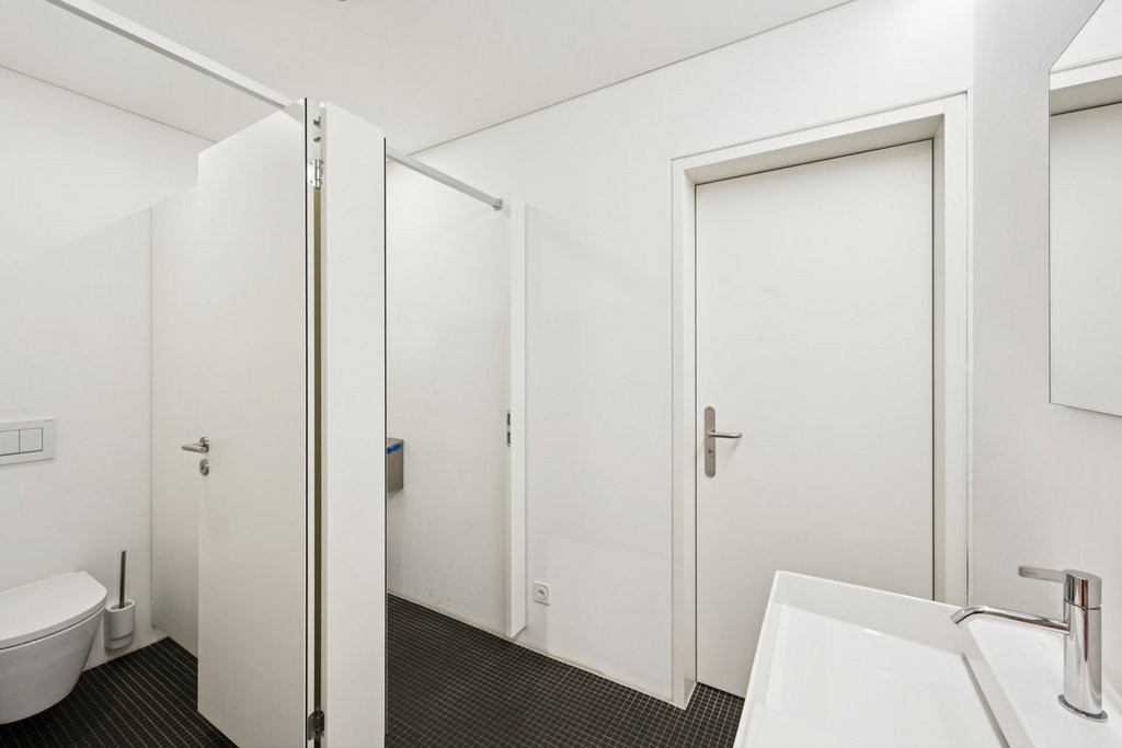 525m² shop