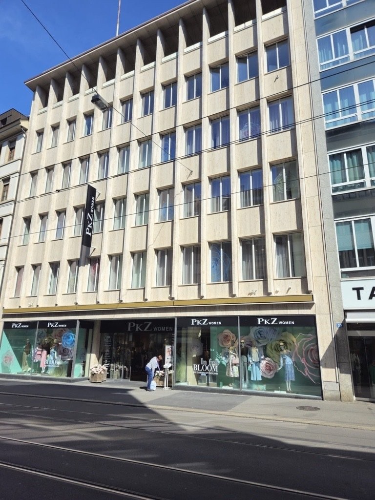 525m² shop