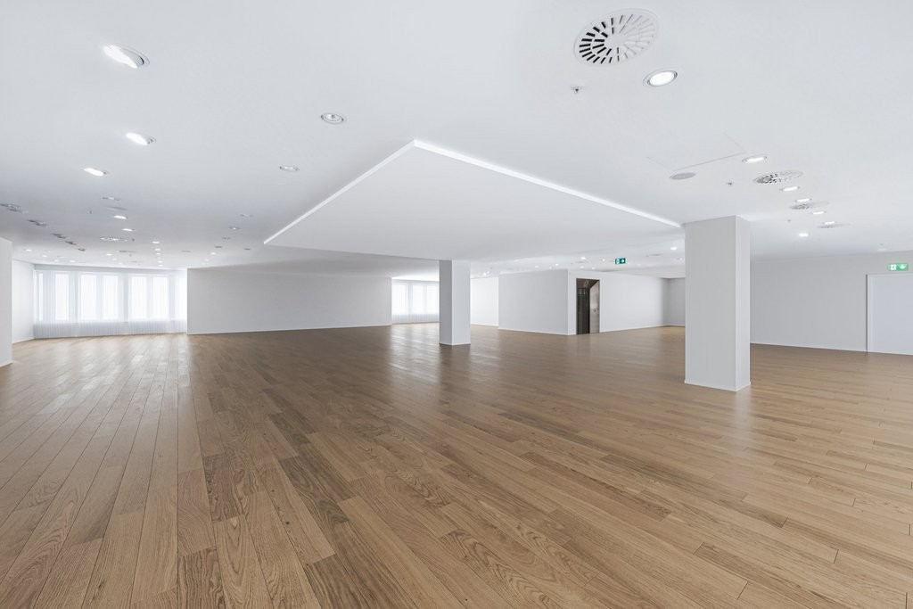 525m² shop