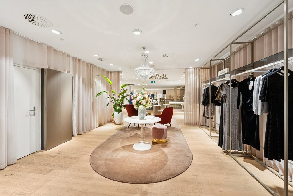 525m² shop
