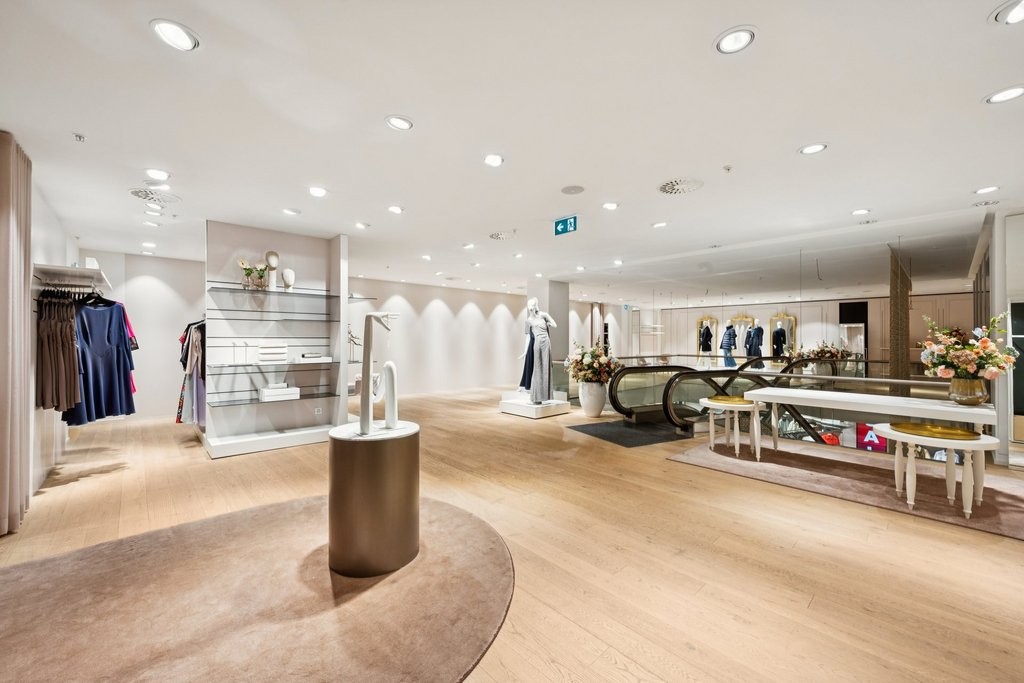 525m² shop