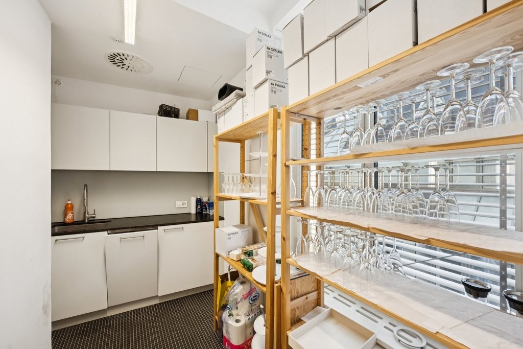 525m² shop