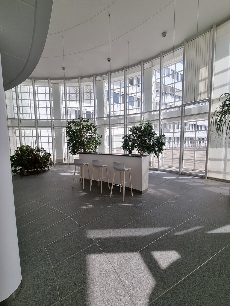 56m² Büro

Handelsflächen ab 20m2 zu einem Preis von CHF 220.00 pro m2 und Jahr, sofort oder nach Vereinbarung verfügbar.

Gelegen in einem stark wachsenden Gewerbegebiet in einem Verwaltungsgebäude, das viele Unternehmen beherbergt.

Einfach erreichbar, nur wenige Minuten von der Autobahnausfahrt C