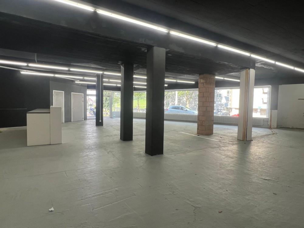 400m² shop