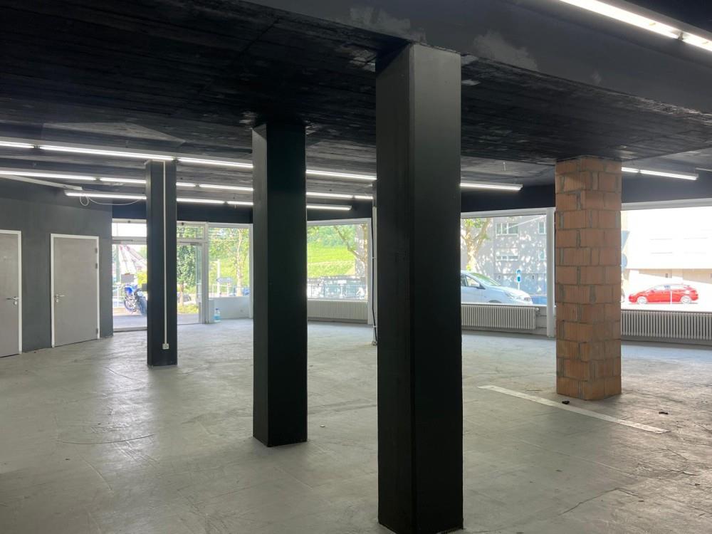 400m² shop