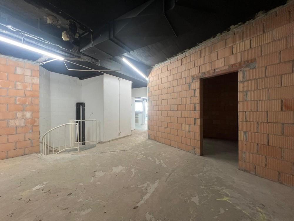 400m² shop