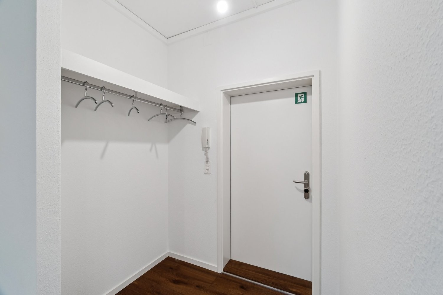 93m² office