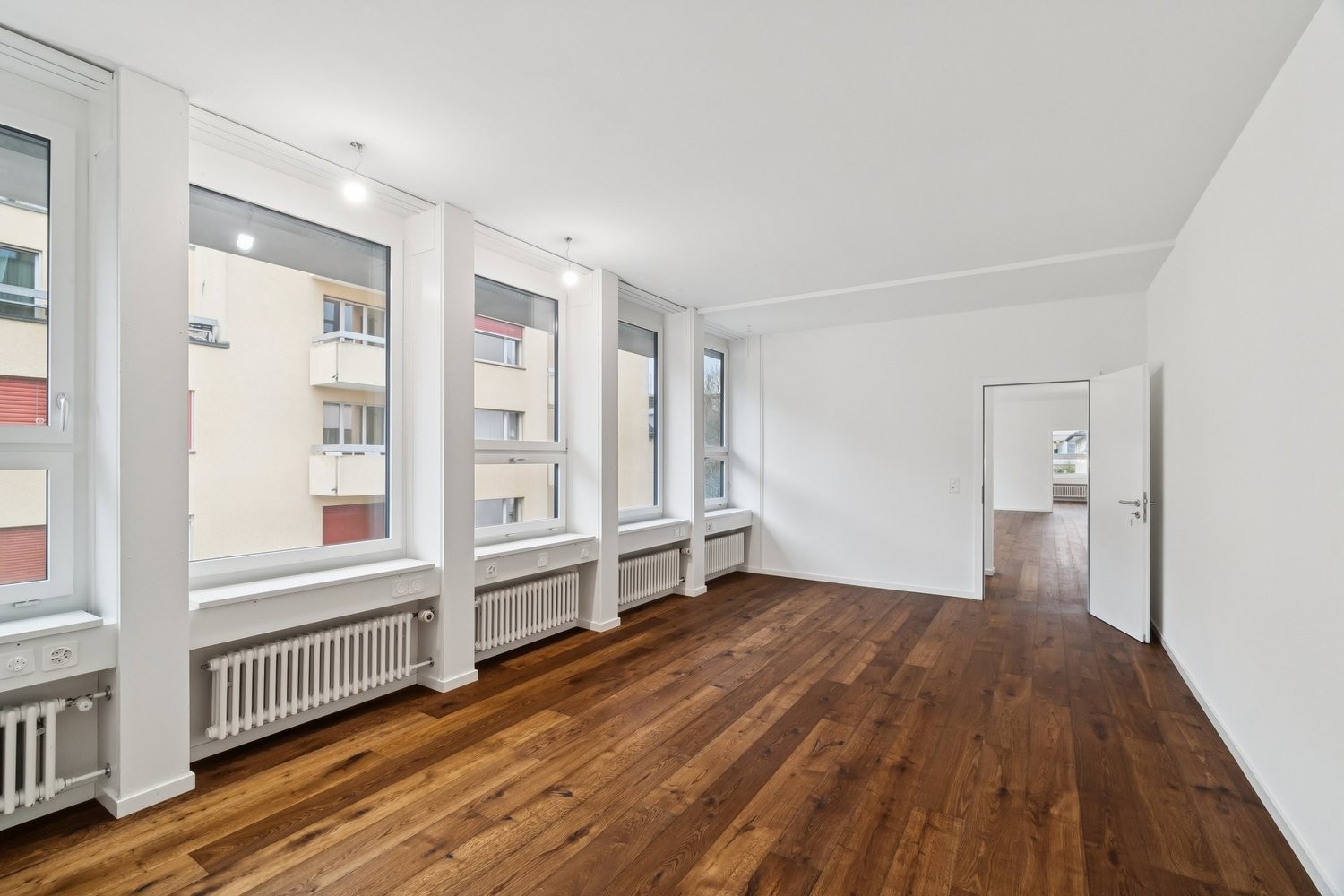 93m² office