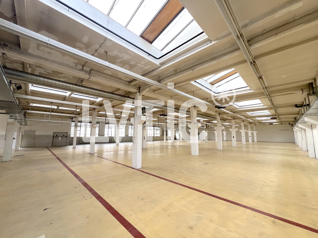 1373m² storage room