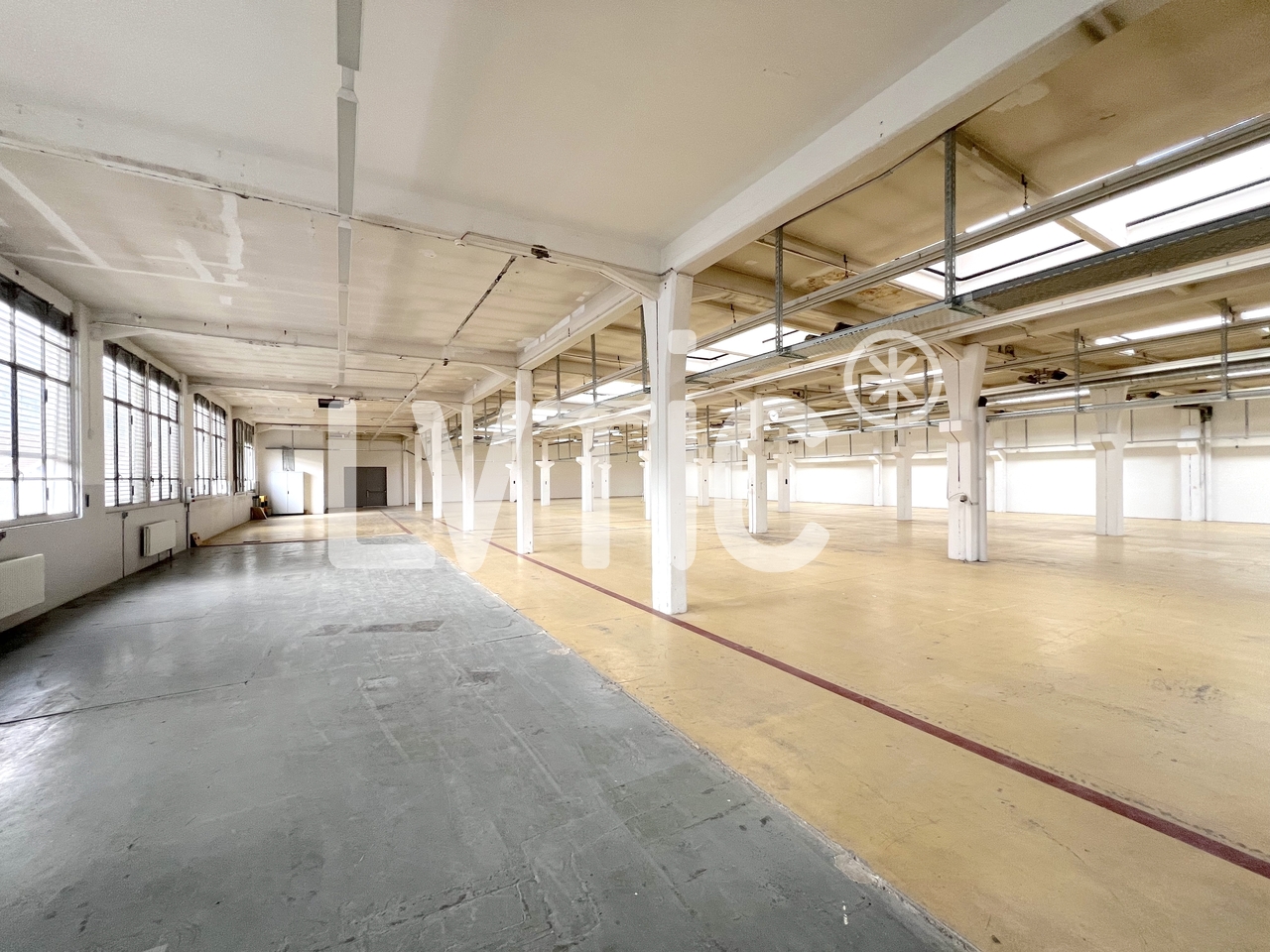 1373m² storage room