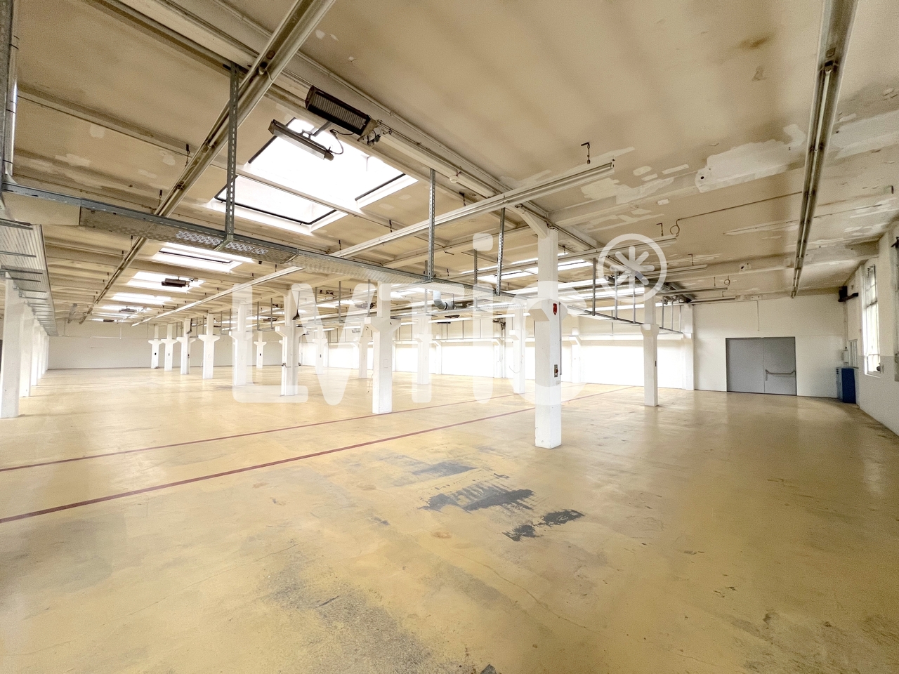 1373m² storage room