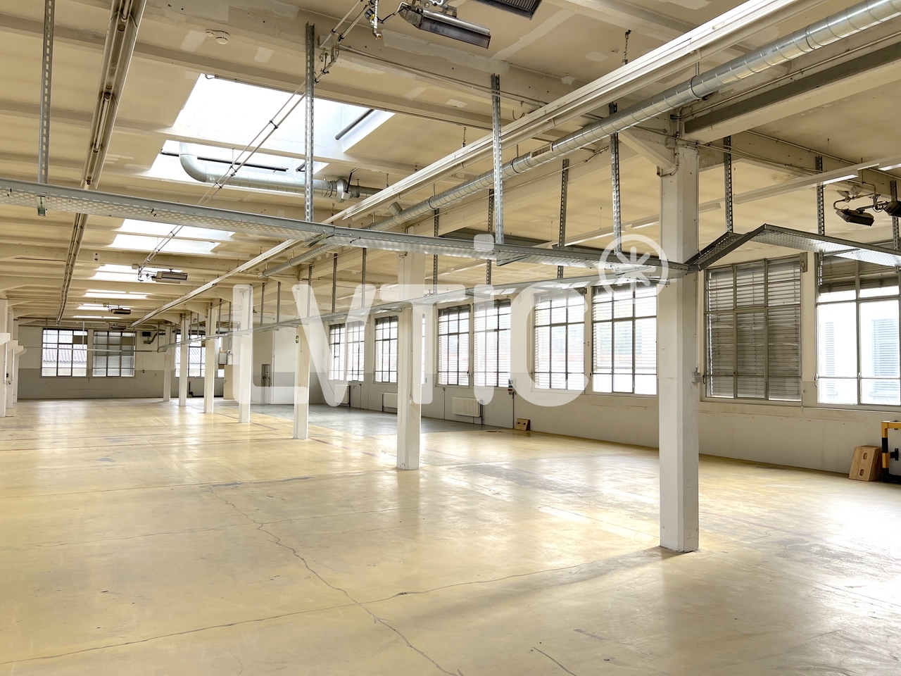 1373m² storage room