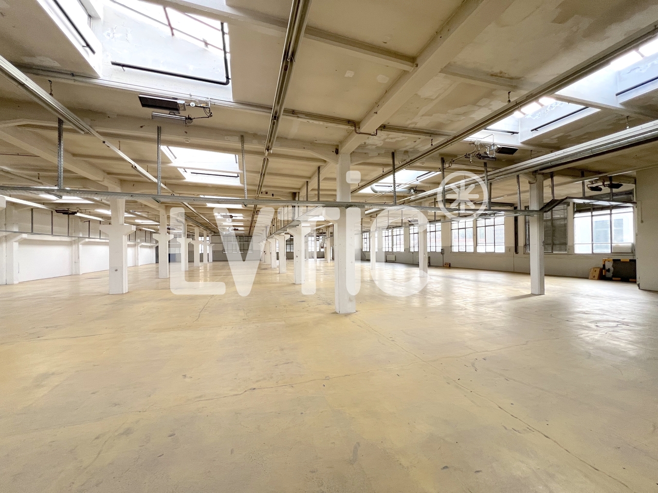 1373m² storage room