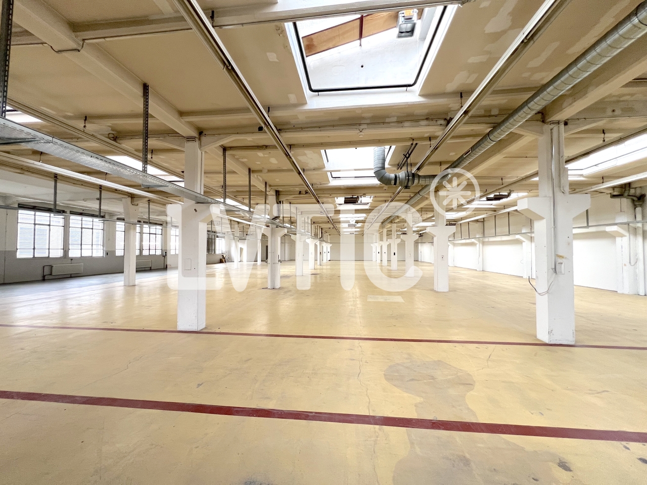 1373m² storage room