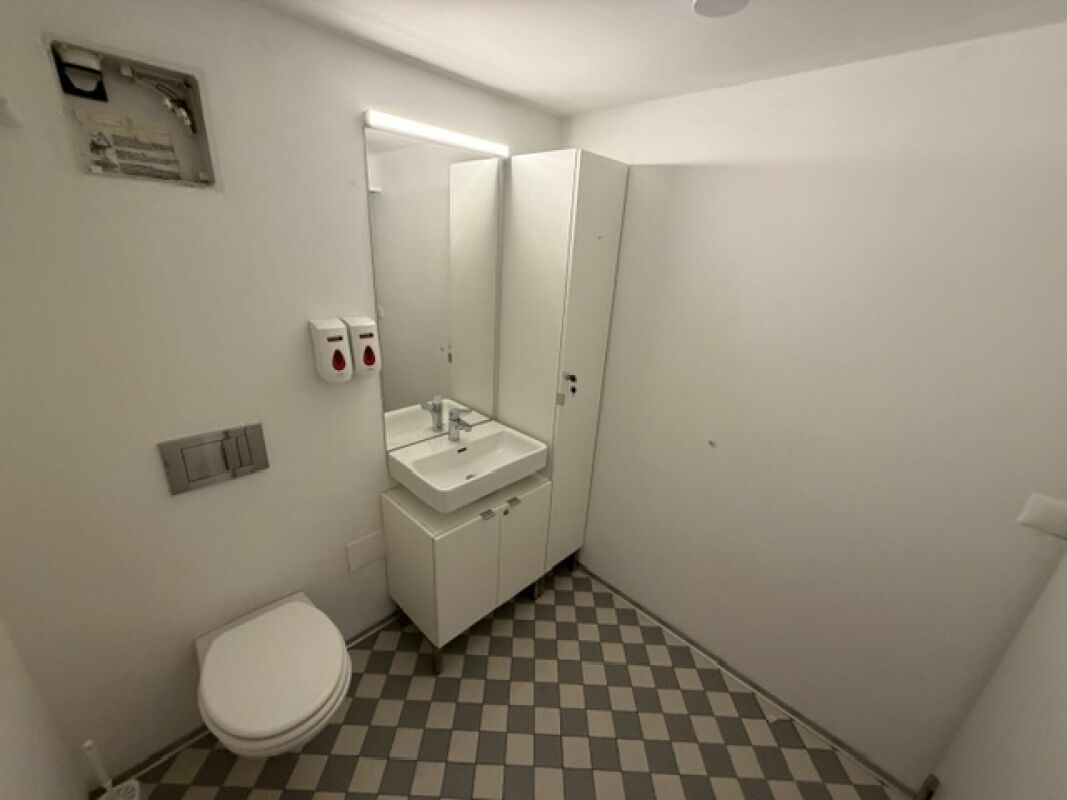 83m² commercial