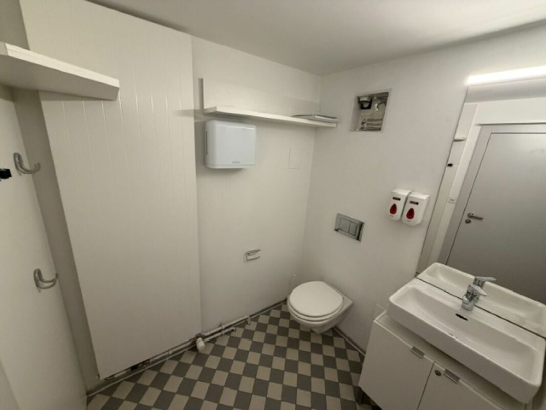 83m² commercial