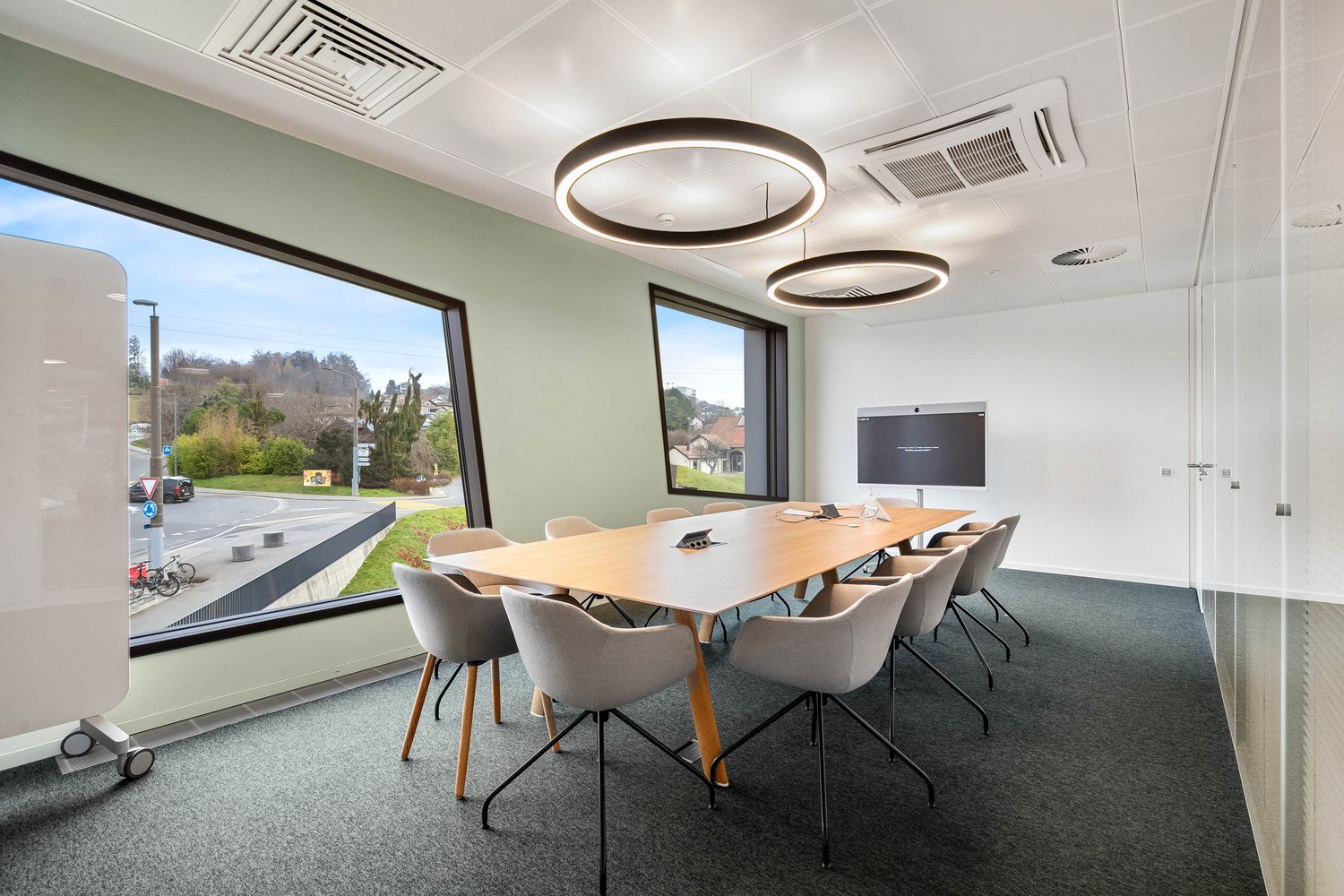 2045m² office