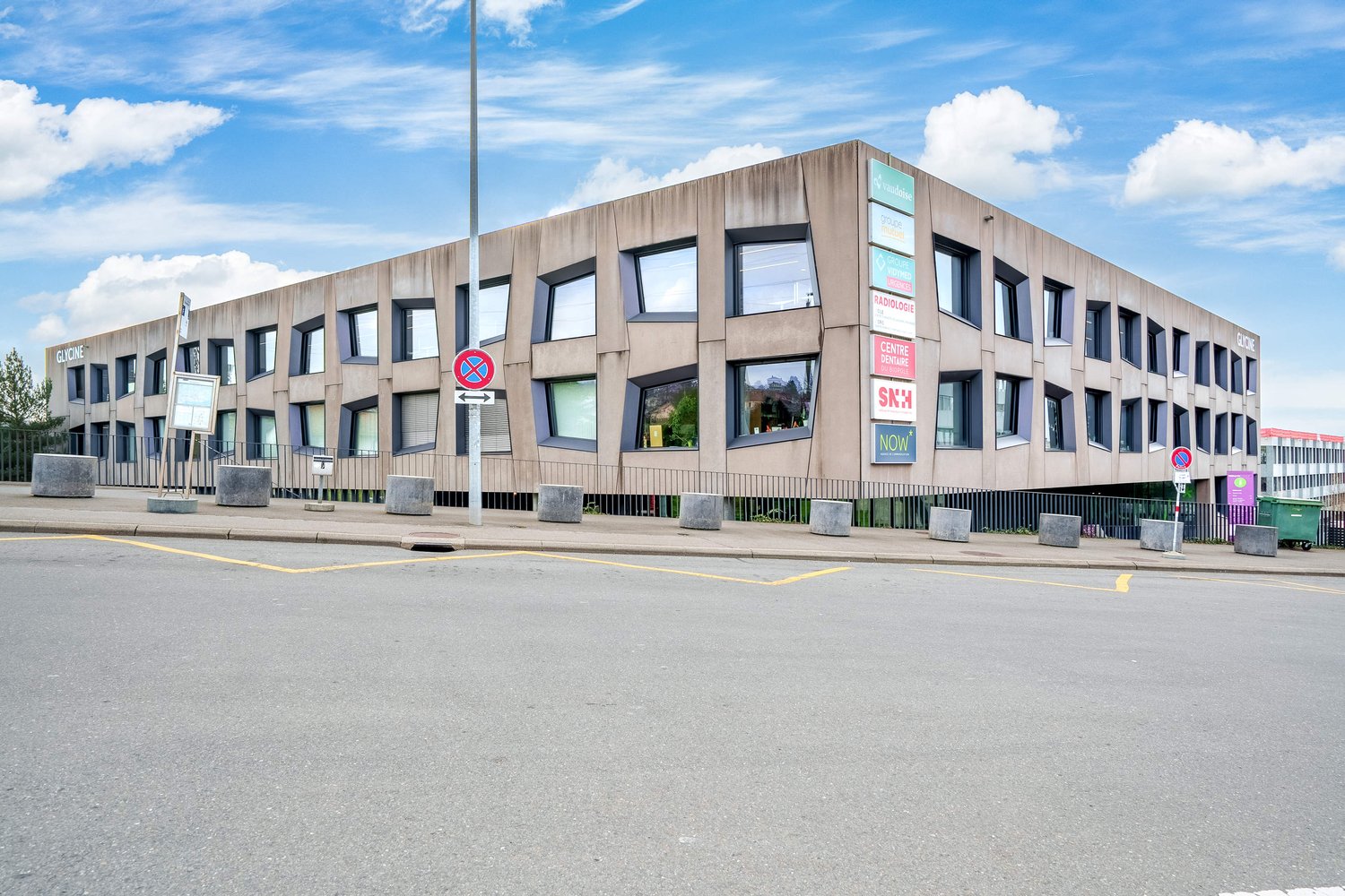 2045m² office